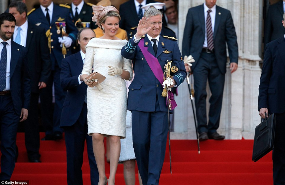 Tân vương Philippe cùng hoàng hậu vẫy tay chào mọi người trước hoàng cung