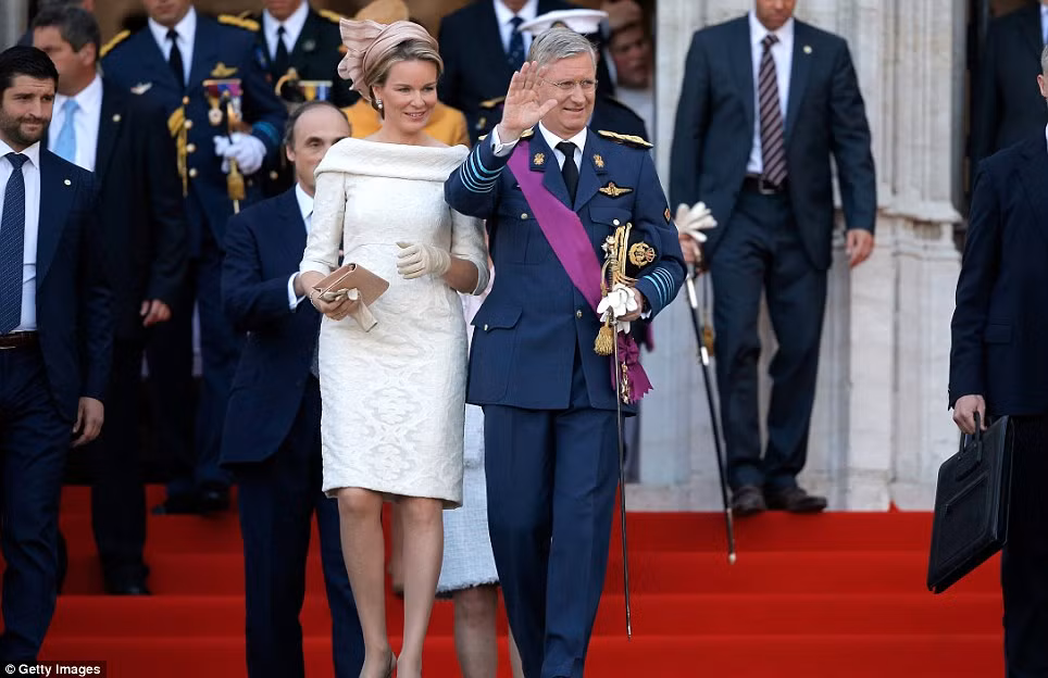 Tân vương Philippe cùng hoàng hậu vẫy tay chào mọi người trước hoàng cung