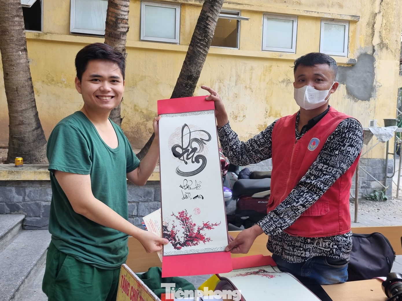 Tình nguyện viên hiến máu được ban tổ chức tặng chữ. Tình nguyện viên hiến máu được ban tổ chức tặng chữ.