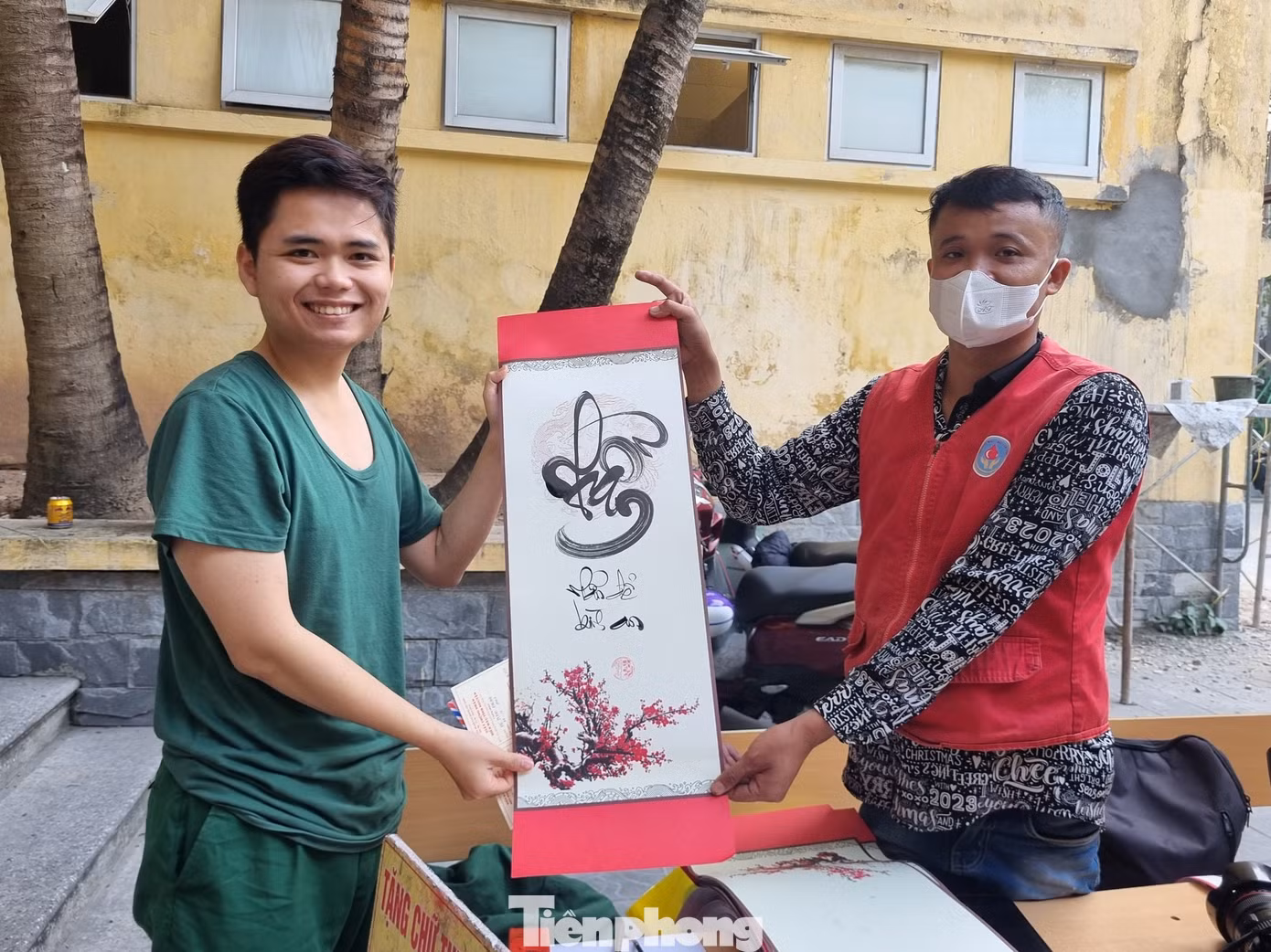Tình nguyện viên hiến máu được ban tổ chức tặng chữ. Tình nguyện viên hiến máu được ban tổ chức tặng chữ.