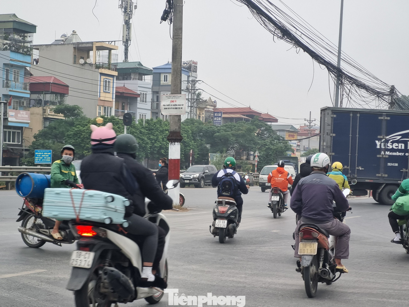 Người dân phải "đánh võng" tránh cột điện. Người dân phải "đánh võng" tránh cột điện.