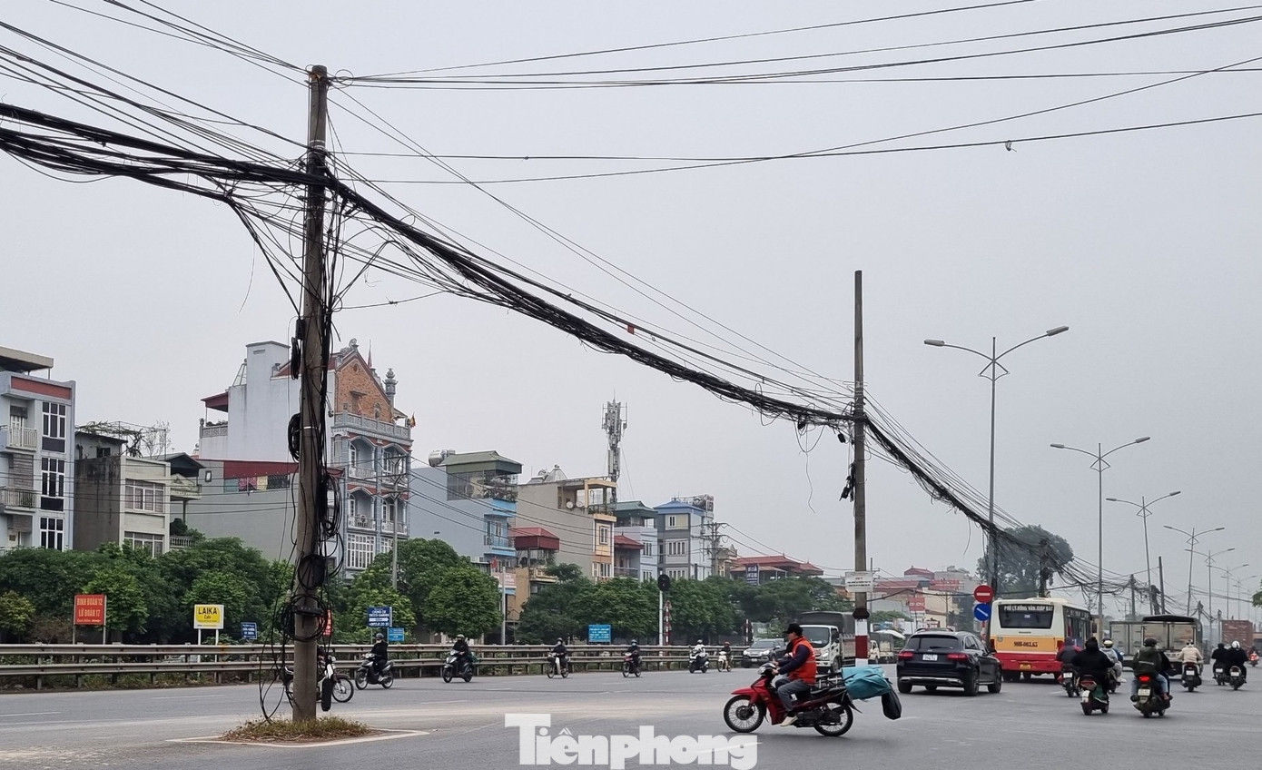 Dãy cột điện nằm giữa đường Quốc lộ 1A, đoạn qua xã Ngũ Hiệp, huyện Thanh Trì. Dãy cột điện nằm giữa đường Quốc lộ 1A, đoạn qua xã Ngũ Hiệp, huyện Thanh Trì.