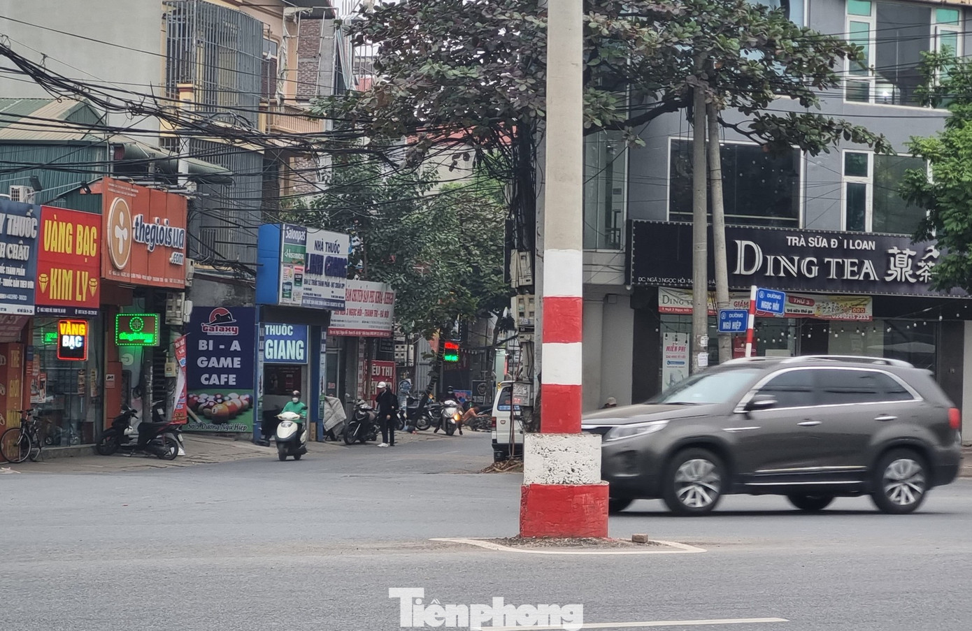 Cột điện được sơn, trở thành đảo giao thông bất đắc dĩ. Cột điện được sơn, trở thành đảo giao thông bất đắc dĩ.