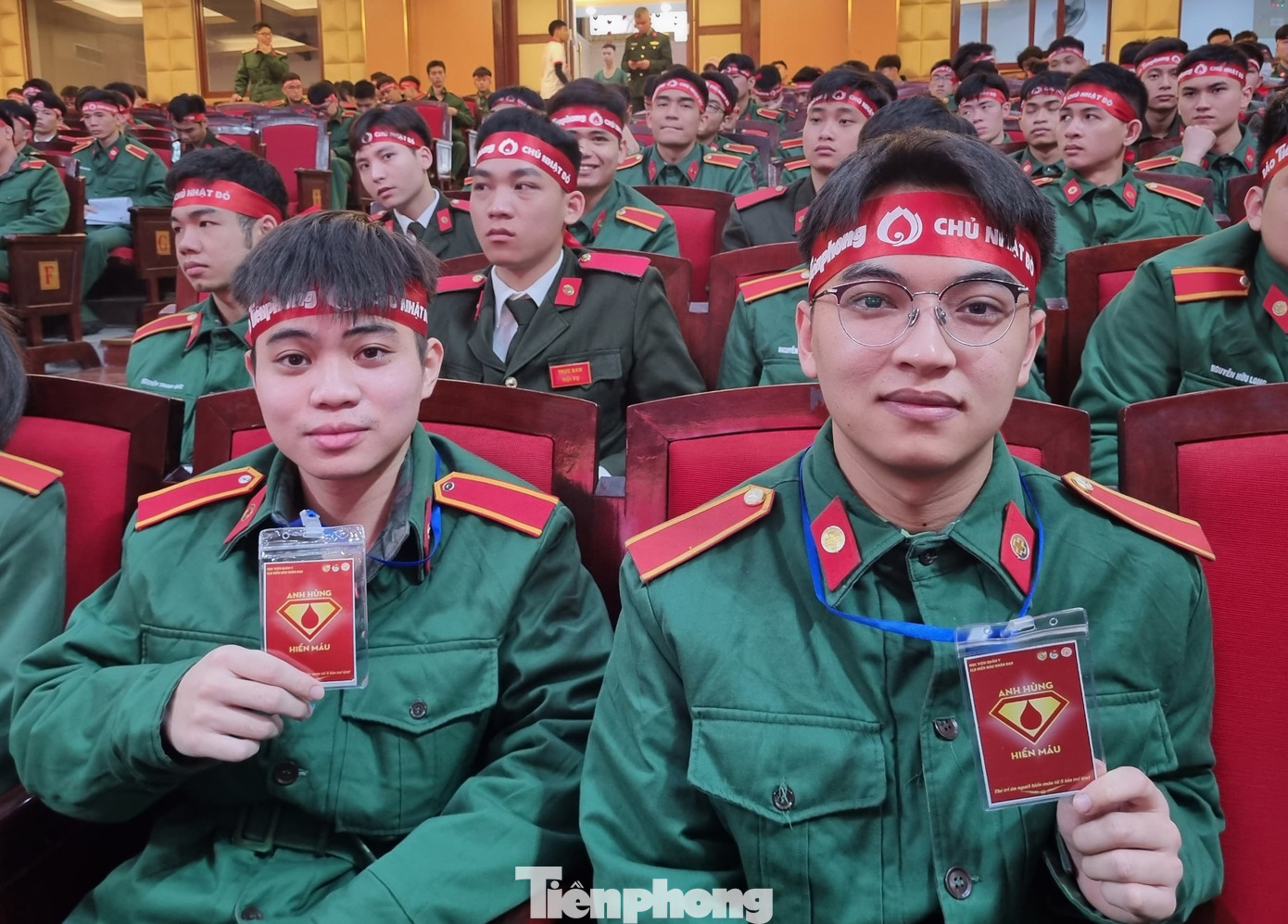 Những sinh viên học viện Quân y được tặng danh hiệu Anh hùng hiến máu. Những sinh viên học viện Quân y được tặng danh hiệu Anh hùng hiến máu.