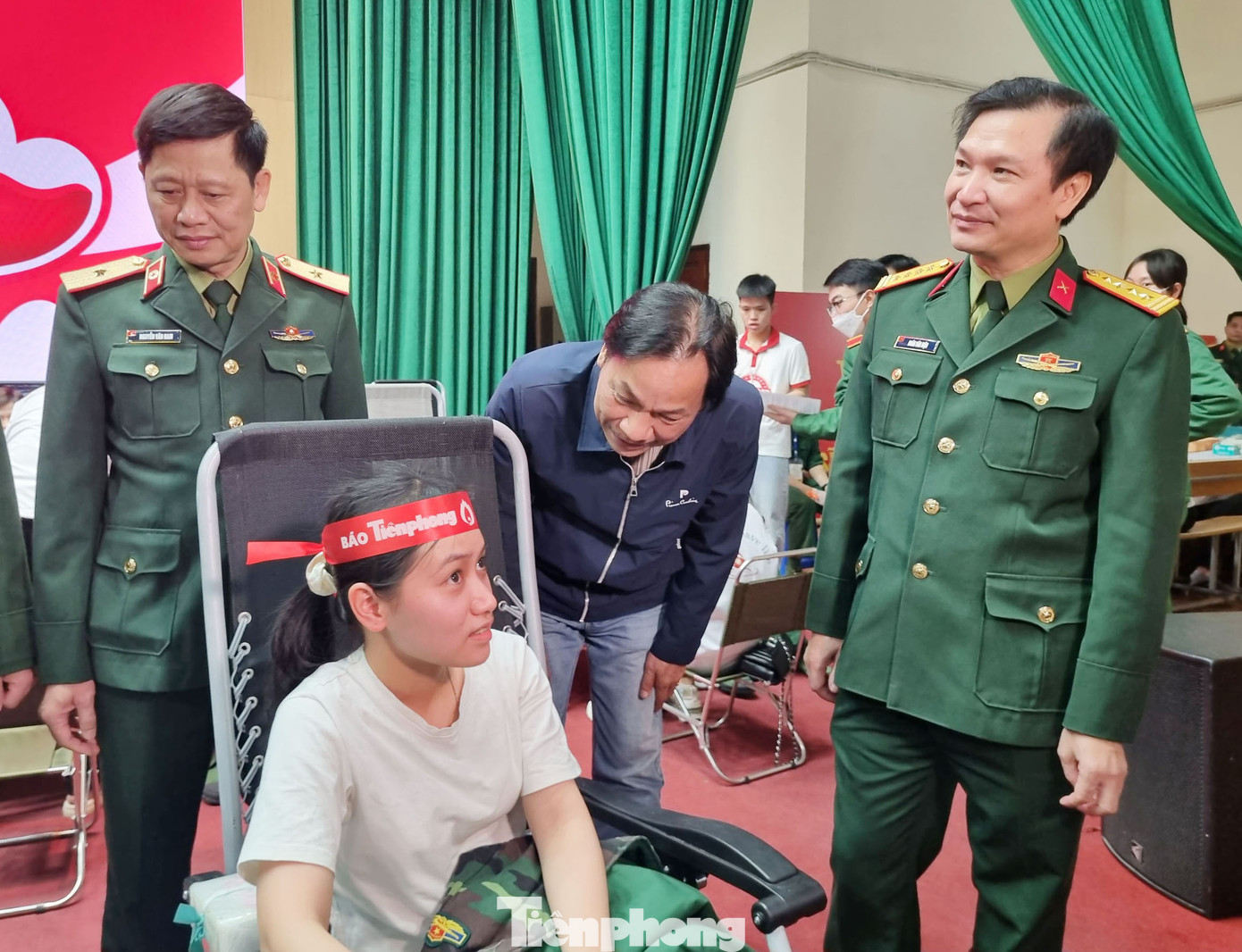 Thiếu tướng Nguyễn Văn Nam cùng nhà báo Lê Minh Toản hỏi thăm động viên các tình nguyện viên hiến máu. Thiếu tướng Nguyễn Văn Nam cùng nhà báo Lê Minh Toản hỏi thăm động viên các tình nguyện viên hiến máu.