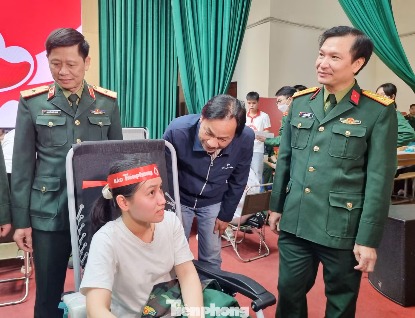 Thiếu tướng Nguyễn Văn Nam cùng nhà báo Lê Minh Toản hỏi thăm động viên các tình nguyện viên hiến máu. Thiếu tướng Nguyễn Văn Nam cùng nhà báo Lê Minh Toản hỏi thăm động viên các tình nguyện viên hiến máu.