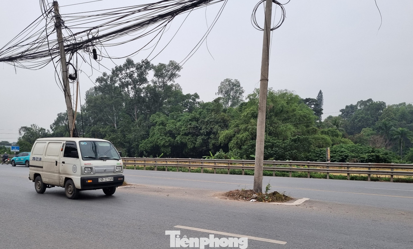 Cột điện nghiêng ngả, chằng chịt dây điện, cáp viễn thông. Cột điện nghiêng ngả, chằng chịt dây điện, cáp viễn thông.