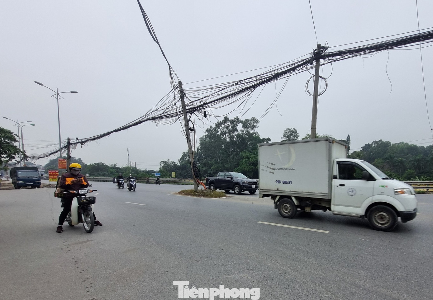 Cột điện xiêu vẹo giữa tuyến quốc lộ quan trọng nhất cả nước qua Hà Nội Cột điện xiêu vẹo giữa tuyến quốc lộ quan trọng nhất cả nước qua Hà Nội
