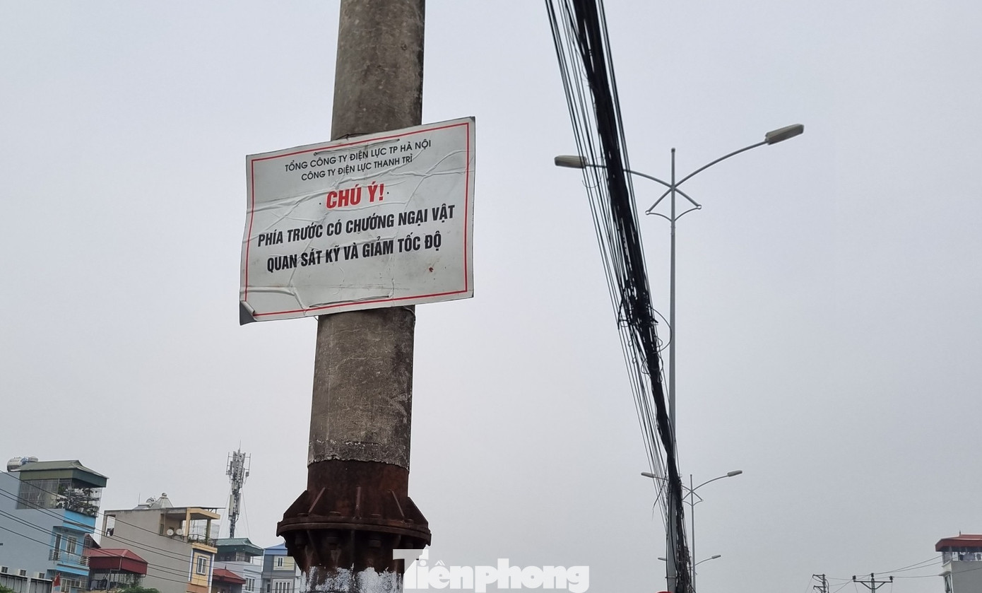 Công ty Điện lực Thanh Trì treo biển cảnh báo cho người đi đường không theo một quy chuẩn biển báo giao thông nào. Công ty Điện lực Thanh Trì treo biển cảnh báo cho người đi đường không theo một quy chuẩn biển báo giao thông nào.