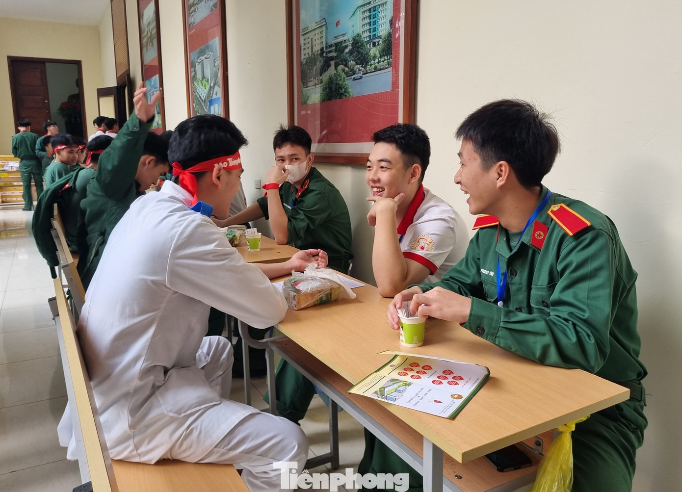 Phút thư giản của các tình nguyện viên sau khi hiến máu. Phút thư giản của các tình nguyện viên sau khi hiến máu.