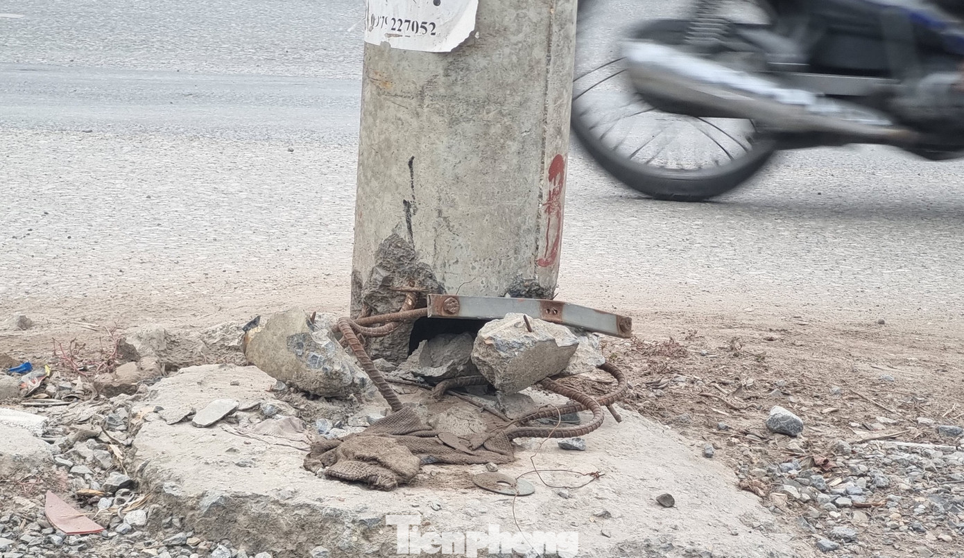 Một số cột điện đã bị gãy vỡ, chỉ cần một tác động nhẹ có thể sẽ đổ xuống. Một số cột điện đã bị gãy vỡ, chỉ cần một tác động nhẹ có thể sẽ đổ xuống.