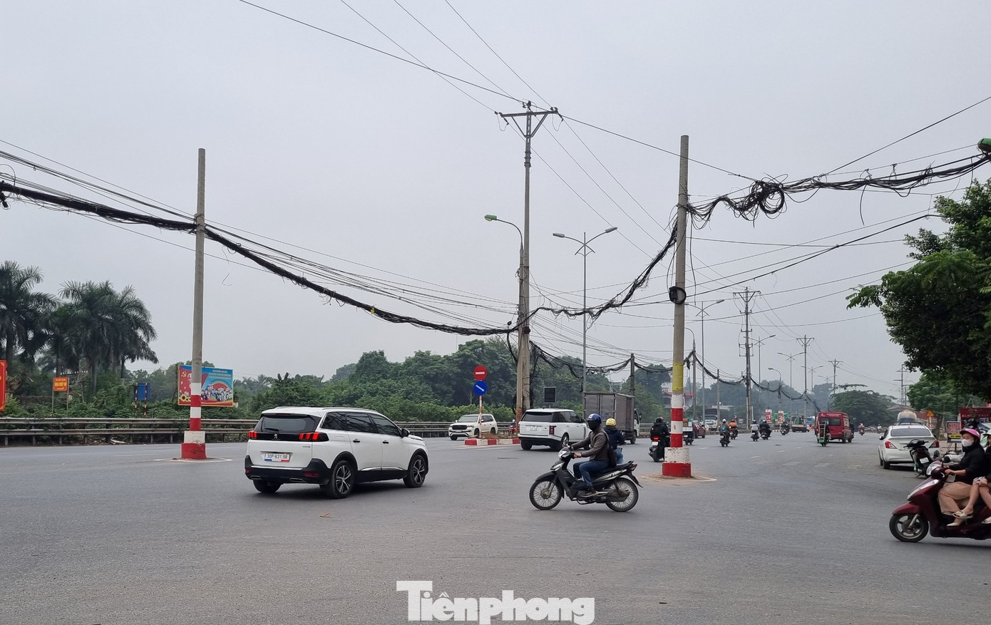 Hai cột điện ở giữa ngã 3 Ngọc Hồi - Ngũ Hiệp được biến thành đảo giao thông "có một không hai". Hai cột điện ở giữa ngã 3 Ngọc Hồi - Ngũ Hiệp được biến thành đảo giao thông "có một không hai".