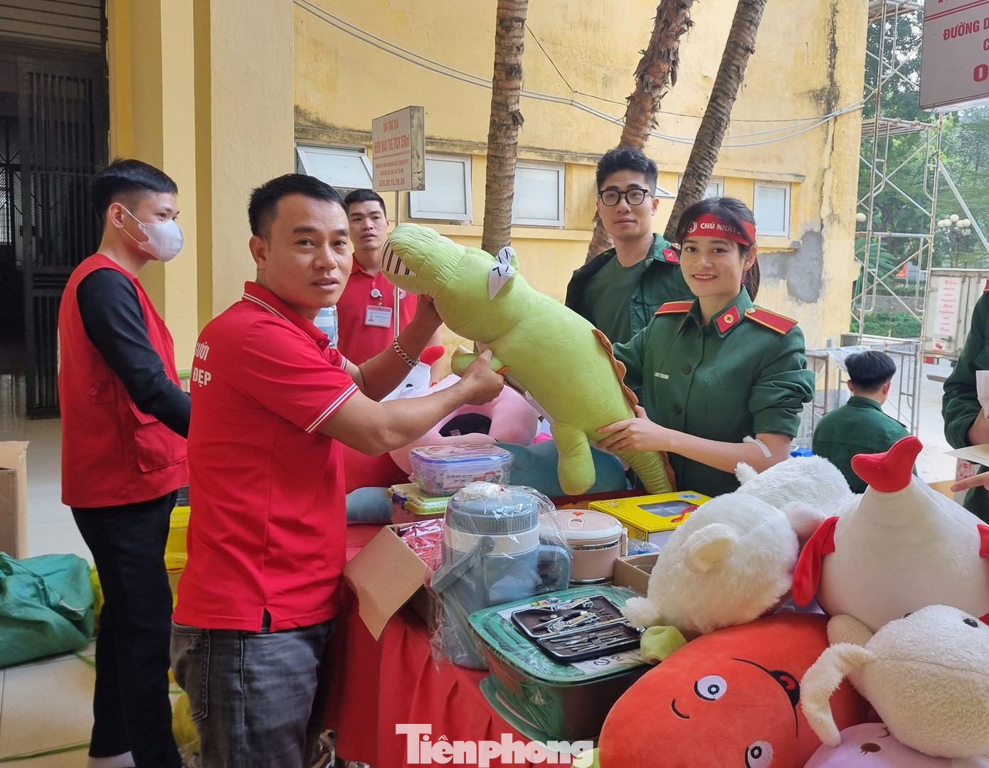 Ban tổ chức chương trình "Chủ nhật Đỏ" tặng quà các tình nguyện viên hiến máu. Ban tổ chức chương trình "Chủ nhật Đỏ" tặng quà các tình nguyện viên hiến máu.