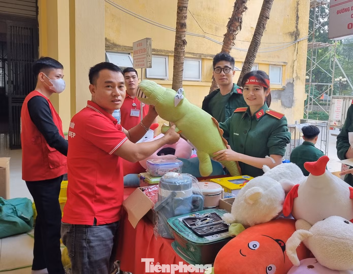 Ban tổ chức chương trình "Chủ nhật Đỏ" tặng quà các tình nguyện viên hiến máu. Ban tổ chức chương trình "Chủ nhật Đỏ" tặng quà các tình nguyện viên hiến máu.