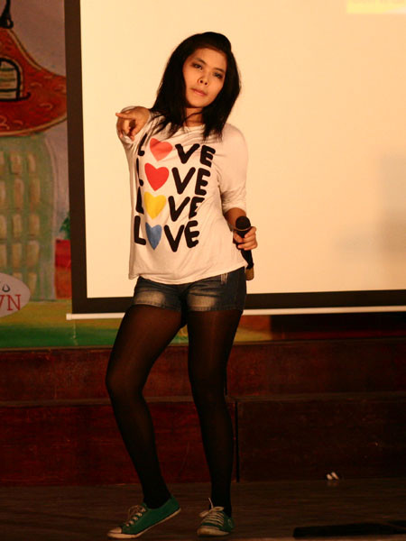 Đêm văn nghệ sôi nổi với các tiết mục nhảy hiện đại,múa hát