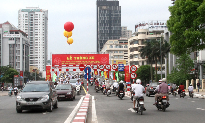 Hướng dẫn lên cầu được phân luồng đảm bảo thông thoáng cho phương tiện dễ dàng di chuyển