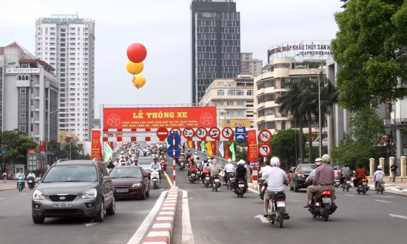 Hướng dẫn lên cầu được phân luồng đảm bảo thông thoáng cho phương tiện dễ dàng di chuyển