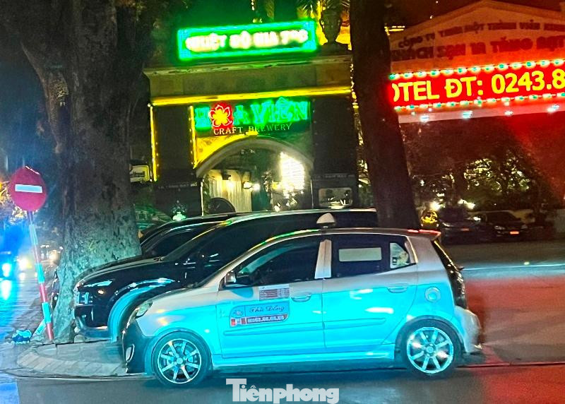 Vỉa hè phố Phạm Đình Hổ và Trần Thái Tông (quận Hai Bà Trưng) đoạn qua nhà hàng Hoa Viên cũng đỗ kín ô tô về đêm.