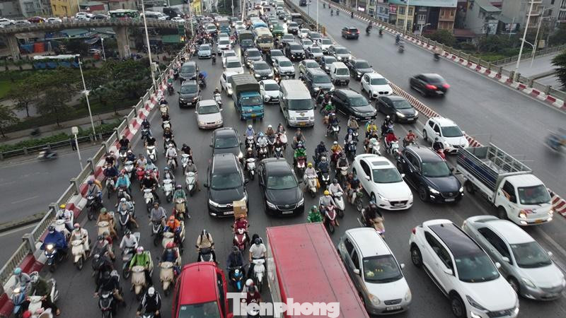 Chiều 23/11, có mặt tại cầu Vĩnh Tuy PV Tiền Phong ghi nhận, ùn tắc vẫn xảy ra đối với chiều trung tâm Hà Nội đi Long Biên. Chiều 23/11, có mặt tại cầu Vĩnh Tuy PV Tiền Phong ghi nhận, ùn tắc vẫn xảy ra đối với chiều trung tâm Hà Nội đi Long Biên.