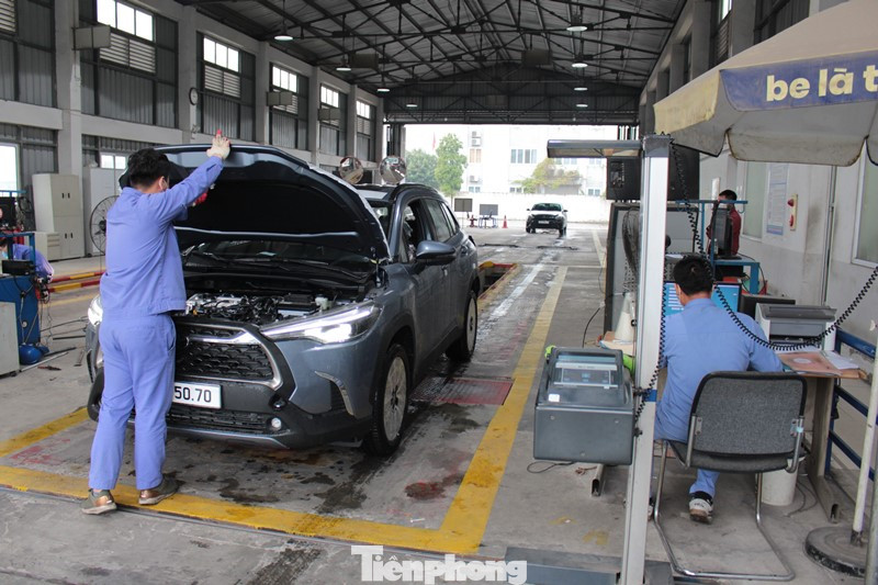 Ông Cường cũng cho biết, hiện tất cả các quy trình kiểm định xe được làm rất chặt chẽ, xe độ thêm đồ dùng, lắp giá nóc, đèn pha, các thiết bị ảnh hưởng đến kết cấu, an toàn của xe đều bị từ chối. Ông Cường cũng cho biết, hiện tất cả các quy trình kiểm định xe được làm rất chặt chẽ, xe độ thêm đồ dùng, lắp giá nóc, đèn pha, các thiết bị ảnh hưởng đến kết cấu, an toàn của xe đều bị từ chối.