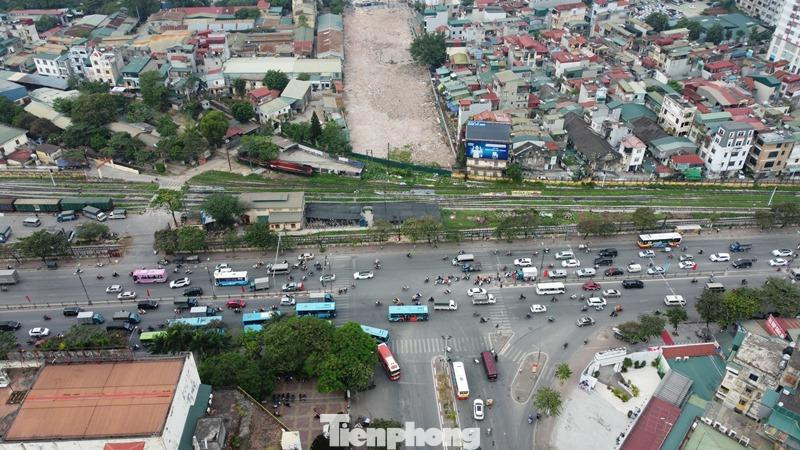 Toàn bộ mặt bằng nút giao Giải Phóng - Kim Đồng được quy hoạch xây dựng dự án hầm chui Vành đai 2,5 vẫn để không, vắng bóng máy móc, công nhân thi công.