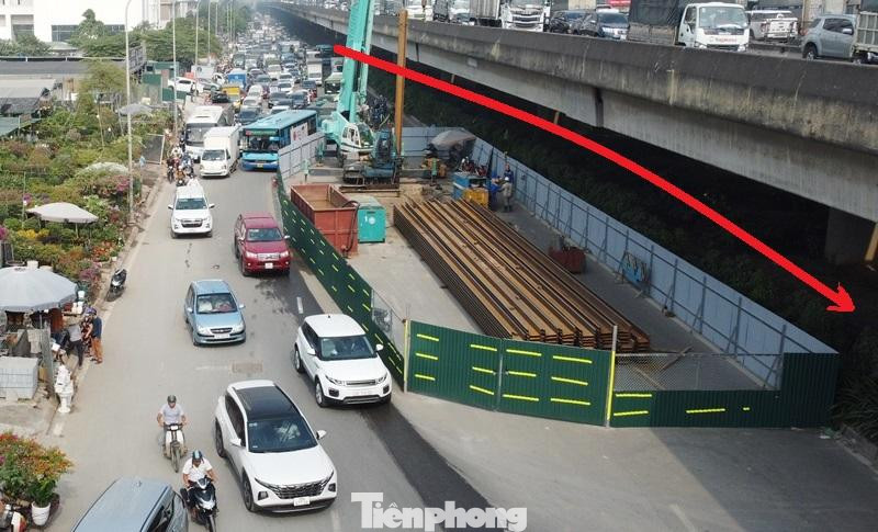 Cùng với đó, dải phân cách dưới cầu cạn Vành đai 3 trên cao cũng có thể xén bớt để mở thêm một làn đường để giảm ùn tắc trong thời gian thi công dự án xử lý nước thải Yên Xá. Cùng với đó, dải phân cách dưới cầu cạn Vành đai 3 trên cao cũng có thể xén bớt để mở thêm một làn đường để giảm ùn tắc trong thời gian thi công dự án xử lý nước thải Yên Xá.