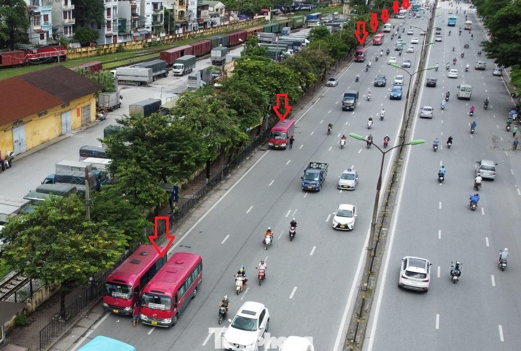 Trong 2 ngày cuối tuần vừa qua, PV Tiền Phong đã ghi nhận tình trạng xe khách hoạt động "tấp nập" trên đường Giải Phóng, Kim Đồng. Sáng 2/10, đường Giải Phóng đoạn từ Kim Đồng đến trước bến Giáp Bát có nhiều biển cấm dừng đỗ, camera xử phạt, ki-ốt CSGT chốt trực nhưng xe khách vẫn dừng hàng dài, đỗ hàng ngang "vô tư" đón, trả khách.