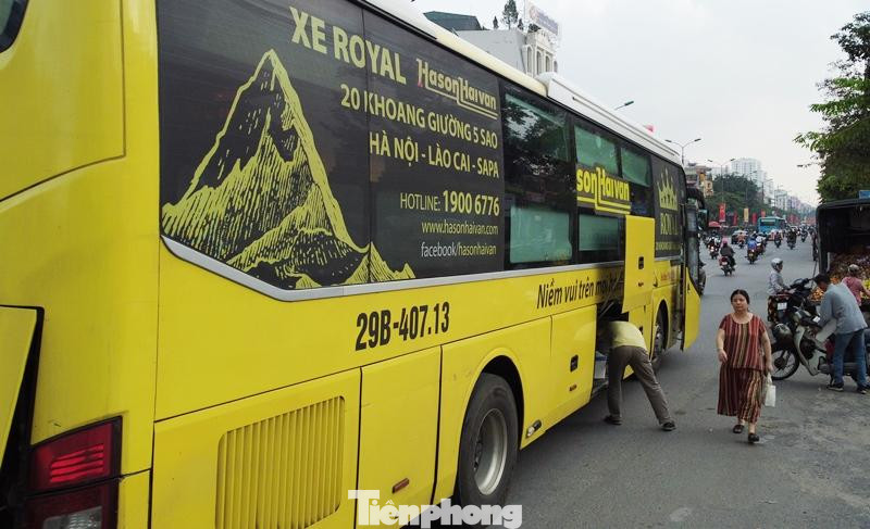 Tại khu vực có các biển "Xe buýt vào bến", ngoài xe dừng đỗ, xe khách của nhà xe Hà Sơn - Hải Vân còn thường xuyên vào bắt trả khách, trả hàng.