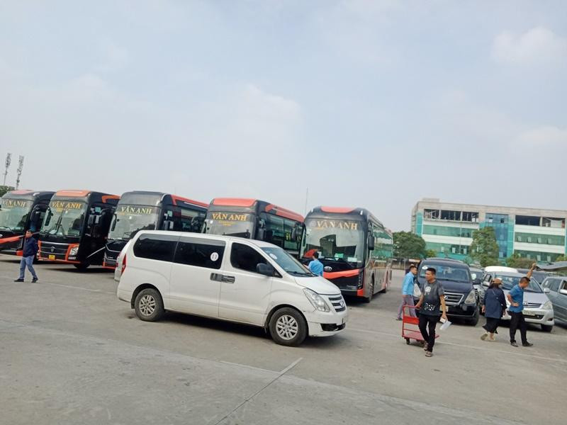 Xe chở khách do Công ty Hải Vân Travel điều hành khi ra Hà Nội không được vào bất kỳ bến xe nào của Hà Nội, tất cả đều được "thả" ở một bãi đất trống nằm ở ngoài đường Vành đai 3. Xe chở khách do Công ty Hải Vân Travel điều hành khi ra Hà Nội không được vào bất kỳ bến xe nào của Hà Nội, tất cả đều được "thả" ở một bãi đất trống nằm ở ngoài đường Vành đai 3.