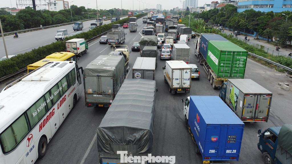 Tuy nhiên, trong giờ cao điểm những ngày qua, mặc dù cầu Thanh Trì và đường Vành đai 3 không tắc, nhưng đường hai đầu cầu dẫn xuống các nút giao như Lĩnh Nam (Hoàng Mai), Cổ Linh (Long Biên) lại thường xuyên ùn tắc.