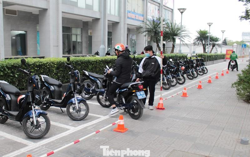 Hiện nay có 24 xe điện trong chương trình “Thí điểm mô hình xe điện 2 bánh kết nối phương tiện vận tải hành khách công cộng từ nhà chờ BRT Văn Khê đến siêu thị AEON Hà Đông" được đơn vị tổ chức là trường đại học Công nghệ GTVT bố trí để phục vụ hành khách.