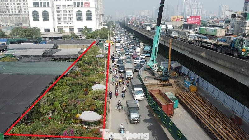 Tuy nhiên các giải pháp trên đã không được cả chủ đầu tư dự án và các đơn vị có liên quan tính đến, thực hiện. Mặc dù chưa có các giải pháp phân luồng, đảm bảo giao thông nhưng từ ngày 2/11, chủ đầu tư đã thực hiện rào đường để thi công và gây ùn tắc kéo dài từ đó đến nay. Tuy nhiên các giải pháp trên đã không được cả chủ đầu tư dự án và các đơn vị có liên quan tính đến, thực hiện. Mặc dù chưa có các giải pháp phân luồng, đảm bảo giao thông nhưng từ ngày 2/11, chủ đầu tư đã thực hiện rào đường để thi công và gây ùn tắc kéo dài từ đó đến nay.