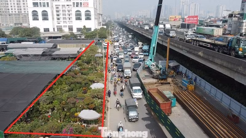 Tuy nhiên các giải pháp trên đã không được cả chủ đầu tư dự án và các đơn vị có liên quan tính đến, thực hiện. Mặc dù chưa có các giải pháp phân luồng, đảm bảo giao thông nhưng từ ngày 2/11, chủ đầu tư đã thực hiện rào đường để thi công và gây ùn tắc kéo dài từ đó đến nay. Tuy nhiên các giải pháp trên đã không được cả chủ đầu tư dự án và các đơn vị có liên quan tính đến, thực hiện. Mặc dù chưa có các giải pháp phân luồng, đảm bảo giao thông nhưng từ ngày 2/11, chủ đầu tư đã thực hiện rào đường để thi công và gây ùn tắc kéo dài từ đó đến nay.