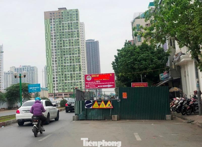Hàng rào công trường dự án xử lý nước thải Yên Xá tại số 36 Vũ Trọng Khánh này vào các buổi sáng đã gây ùn tắc kéo dài mãi ra trục đường Trần Phú - Nguyễn Trãi.