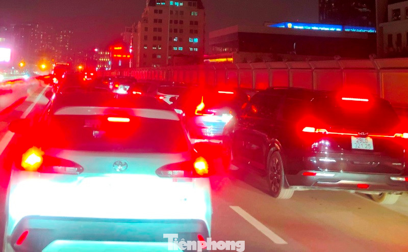Trong tối 29/12 (từ 18 đến 20h), đường trên cao Vành đai 2 từ Ngã Tư Vọng đến Ngã Tư Sở tắc cả tuyến dài khoảng 2 km. Ảnh chụp tại thời điểm 19h, xe ô tô xếp thành 2 hàng gần như đứng im ở đường trên cao Vành đai 2.