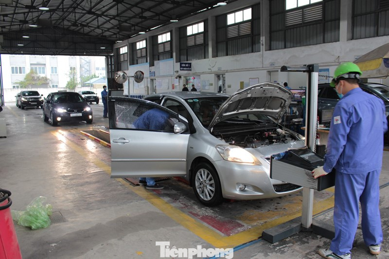 Trao đổi với PV Tiền Phong sáng nay, ông Vũ Mạnh Cường - Giám đốc Trung tâm Đăng kiểm xe cơ giới 2910D (Đền Lừ) cho biết, hiện trung tâm đang làm việc gấp 1 đến 1,3 lần so với ngày thường nhưng nhu cầu người dân vẫn quá cao. Trao đổi với PV Tiền Phong sáng nay, ông Vũ Mạnh Cường - Giám đốc Trung tâm Đăng kiểm xe cơ giới 2910D (Đền Lừ) cho biết, hiện trung tâm đang làm việc gấp 1 đến 1,3 lần so với ngày thường nhưng nhu cầu người dân vẫn quá cao.