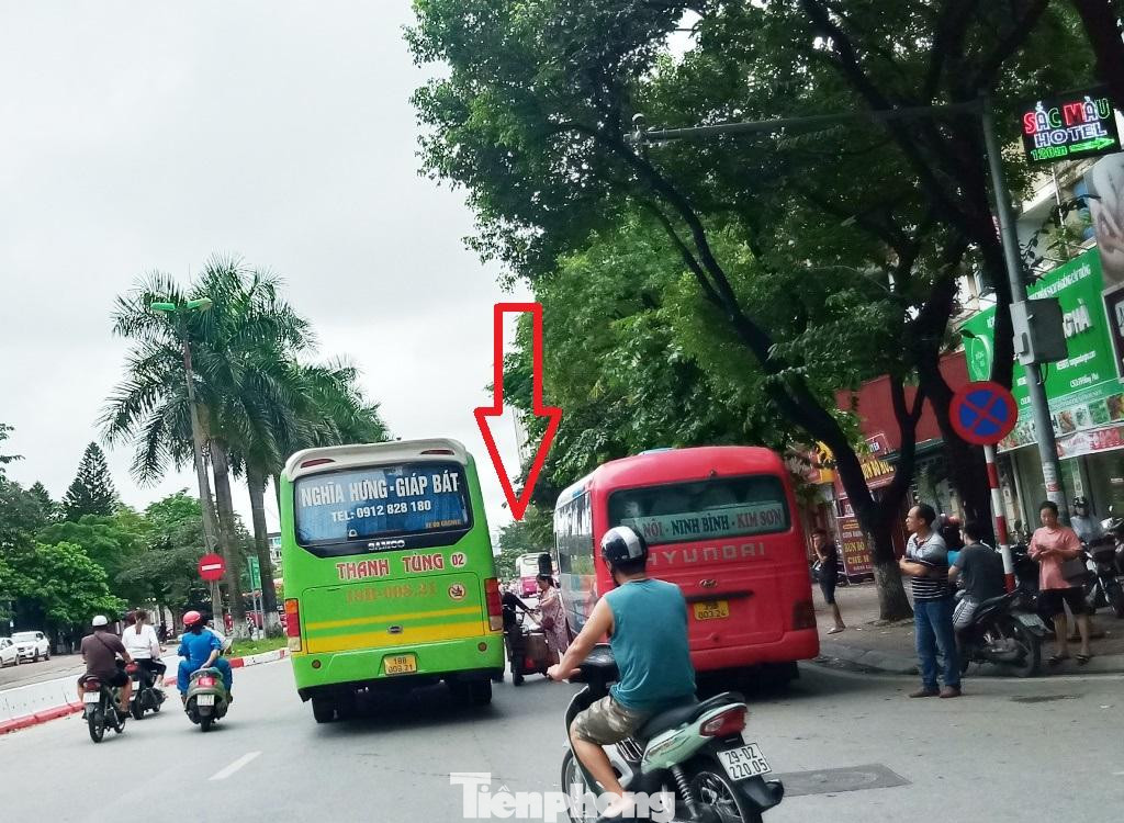 Việc cho xe khách được vào phố Kim Đồng để quay đầu vô hình chung đã biến tuyến phố này thành "bến cóc", "bến lậu" lớn.