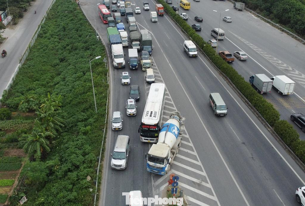 Xe xếp hàng để xuống nút giao Lĩnh Nam, dẫn tới ùn ứ kéo dài trên đường Vành đai 3 và đường dẫn cầu Thanh Trì.