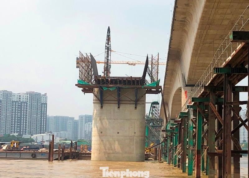 Hiện dự án cầu Vĩnh Tuy giai đoạn 2 (xây thêm 1 cây cầu mới, nằm sát cầu cũ) đang đổ trụ cầu để thi công dầm vượt sông hồng. Hiện dự án cầu Vĩnh Tuy giai đoạn 2 (xây thêm 1 cây cầu mới, nằm sát cầu cũ) đang đổ trụ cầu để thi công dầm vượt sông hồng.