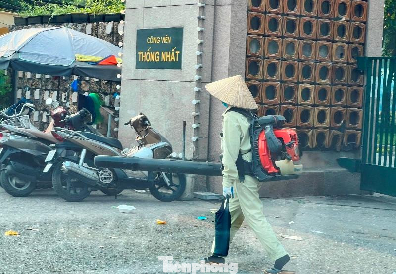 Máy nén khí thổi bụi có chức năng làm sạch bụi bẩn trong phạm vi nhỏ, người dân thường thấy sử dụng trong các công trường xây dựng, làm đường giao thông.