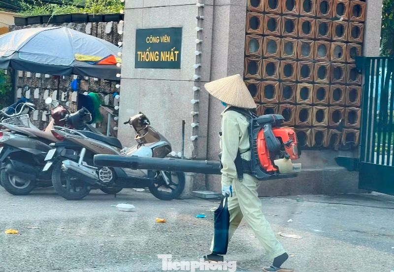 Máy nén khí thổi bụi có chức năng làm sạch bụi bẩn trong phạm vi nhỏ, người dân thường thấy sử dụng trong các công trường xây dựng, làm đường giao thông.