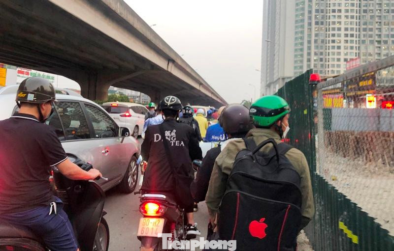 Theo tìm hiểu của PV Tiền Phong dự án xử lý nước thải Yên Xá được Ban Quản lý dự án Đầu tư xây dựng công trình hạ tầng kỹ thuật và nông nghiệp Hà Nội thi công nhiều năm nay, hiện dự án đang bị chậm tiến độ so với yêu cầu đề ra. Đầu năm nay, việc thi công giếng thu nước thải của dự án đã làm sụt lún đường Vũ Tông Phan khiến đại diện Sở GTVT Hà Nội đã lập biên bản dừng thi công tại đây một thời gian.