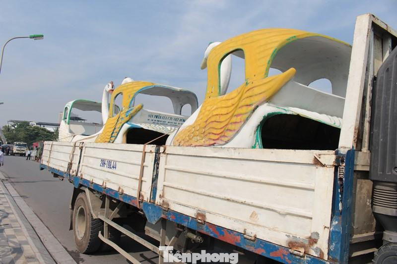 Các nhà nổi, thuyền nổi, thiên nga... sau khi được cẩu lên bờ sẽ được di chuyển về vị trí tập kết tại ngõ 464 Âu Cơ.