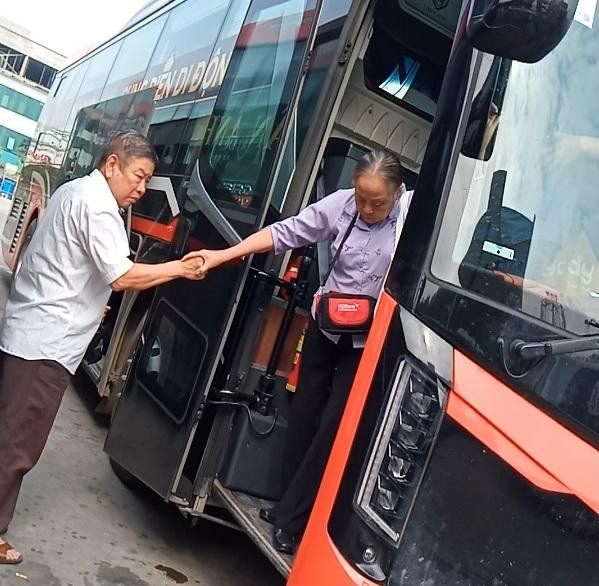 Tuy đi tuyến cố định nhưng hành khách được xe của Công ty Hải Vân Travel "thả" ở các bãi xe lậu nằm ở ngoại thành. Tuy đi tuyến cố định nhưng hành khách được xe của Công ty Hải Vân Travel "thả" ở các bãi xe lậu nằm ở ngoại thành.