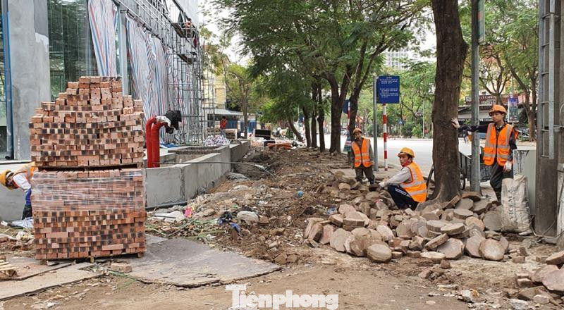 Thanh tra Sở GTVT Hà Nội vừa phát hiện 12 đơn vị đào hè đường chui, hoàn trả cẩu thả. Thanh tra Sở GTVT Hà Nội vừa phát hiện 12 đơn vị đào hè đường chui, hoàn trả cẩu thả.
