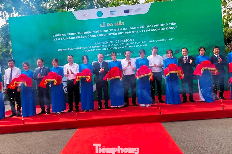 PGS.TS Vũ Ngọc Khiêm - Chủ tịch Hội đồng Trường Đại học Công nghệ GTVT (thứ 3 từ phải sang, Đại diện đơn vị thực hiện) cho biết: Chương trình nằm trong khuôn khổ Dự án nghiên cứu hợp tác giữa Trường Đại học Công nghệ GTVT và 46 đối tác quốc tế trong việc tích hợp các giải pháp di chuyển bằng điện tại các đô thị trong đó có Hà Nội.