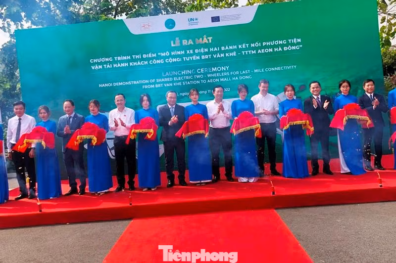 PGS.TS Vũ Ngọc Khiêm - Chủ tịch Hội đồng Trường Đại học Công nghệ GTVT (thứ 3 từ phải sang, Đại diện đơn vị thực hiện) cho biết: Chương trình nằm trong khuôn khổ Dự án nghiên cứu hợp tác giữa Trường Đại học Công nghệ GTVT và 46 đối tác quốc tế trong việc tích hợp các giải pháp di chuyển bằng điện tại các đô thị trong đó có Hà Nội.