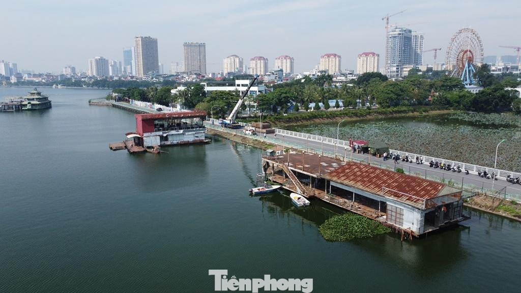 Trên 30 phương tiện thủy này bao gồm các nhà nổi, ụ nổi, xe đạp nước, thiên nga đạp nước, xuồng máy, cầu dẫn...