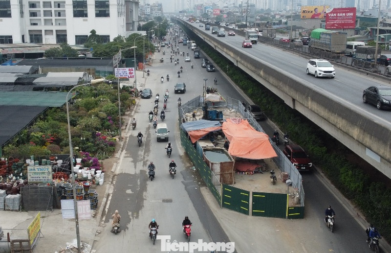 Nguyên nhân được phóng viên ghi nhận, thay vì rào thi công chiếm tới 2/3 lòng đường gây ùn tắc kéo dài (ảnh trên), hơn một tuần qua, Sở GTVT Hà Nội đã yêu cầu chủ đầu tư dự án phải thu hẹp hàng rào, bố trí một làn xe ô tô giáp dải phân cách giữa đường Vành đai 3.