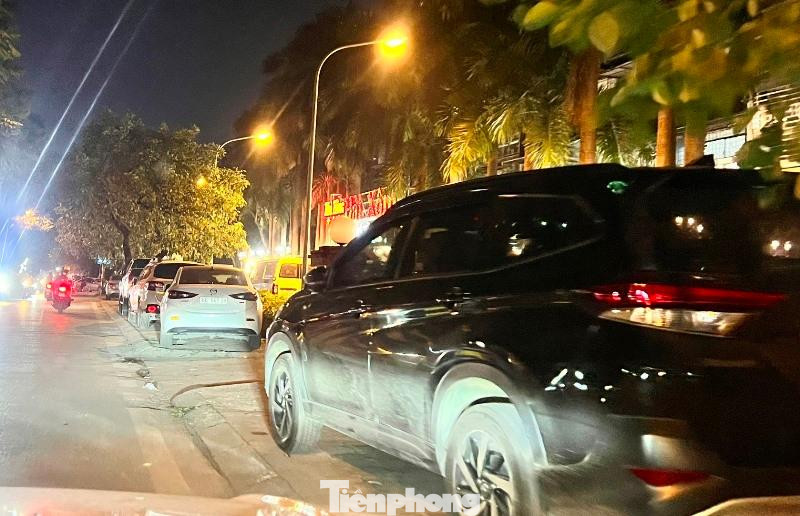 Vỉa hè phố Phan Kế Bính đoạn từ nhà hàng bia Hải Xồm đến ngã ba giao với phố Linh Lang (quận Đống Đa) để kín ô tô cả ngày và đêm.